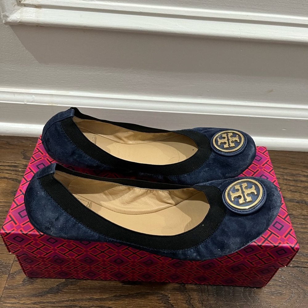 Tory Burch Caroline ballet flats in blue suede double-T logo and elastic trim